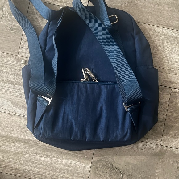 Baggallini Travel Back-Pack - Picture 3 of 4